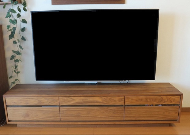 壁に掛けない壁掛けテレビ——自立式テレビラック「AIR TV LUCK（エアテレビラック）」 | fabcross