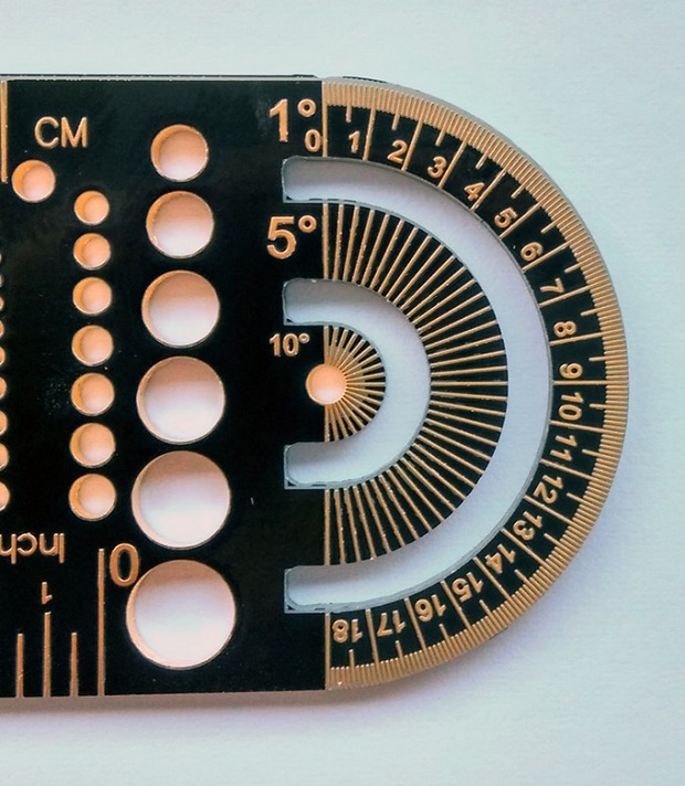 電子工作マニア向け——プリント基板のパターンが印刷された定規「Zero Ruler V2」 | fabcross