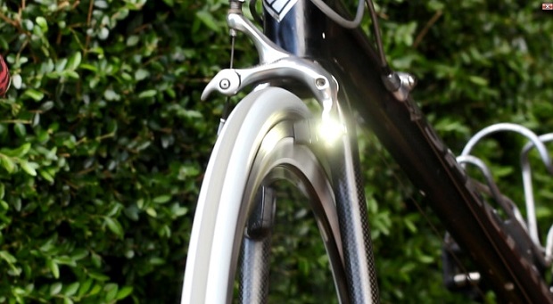 ライトやウインカーにもなる 非接触型ダイナモを内蔵した自転車用ブレーキシュー Magnic Microlights Fabcross