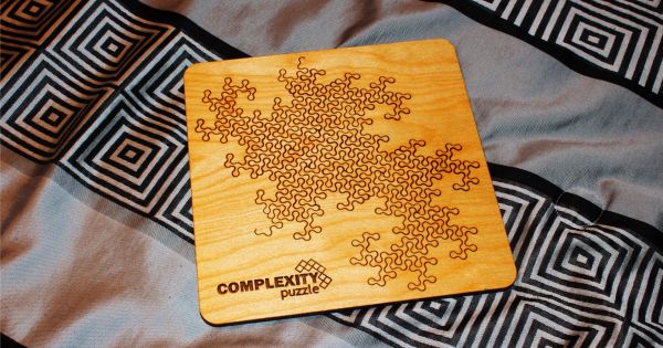 繰り返し幾何学模様が美しい フラクタル木製パズル Complexity Puzzle Fabcross