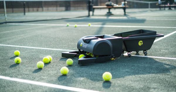 テニスコートを走り回る球拾いロボット Tennibot Fabcross