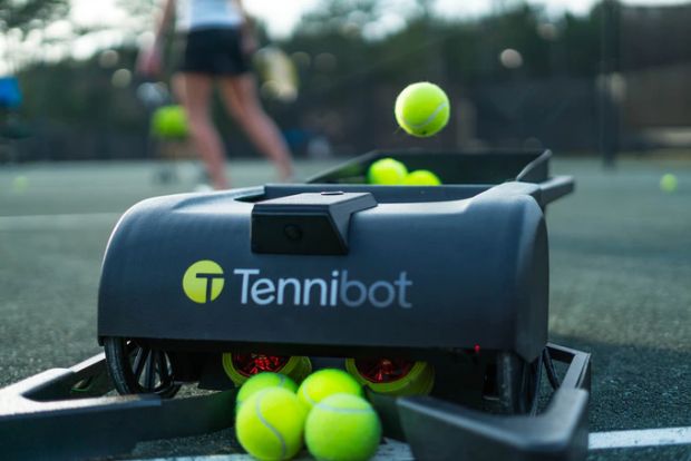 テニスコートを走り回る球拾いロボット Tennibot Fabcross