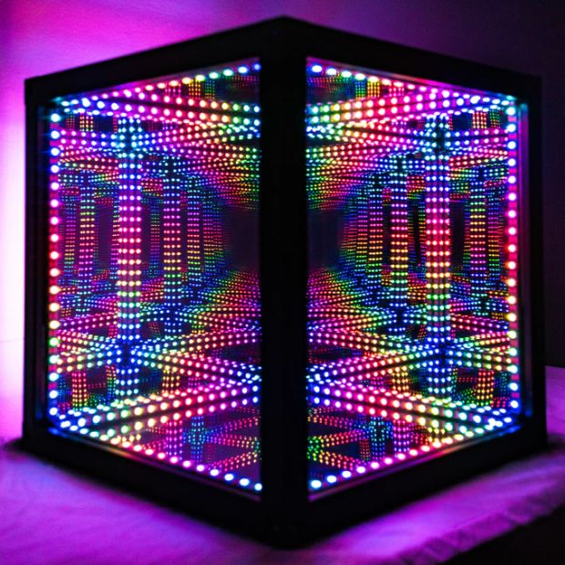 立方体の中で無限に広がるイルミネーション——LEDアート照明「HyperCube 
