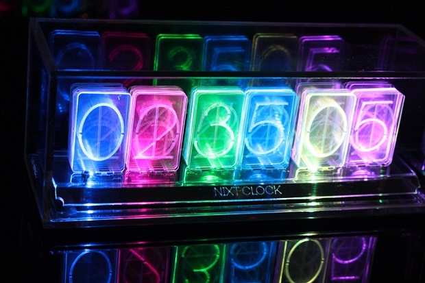 アクリルランプ ニキシー管時計 数字を刻んだアクリル板で時間表示するデザイン時計 Coloric Fabcross