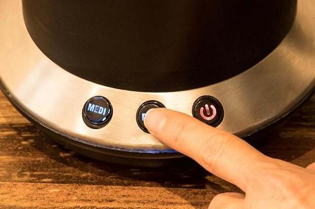 自宅でコーヒー豆が焙煎できる——熱風式焙煎機「ホームロースター」 | fabcross