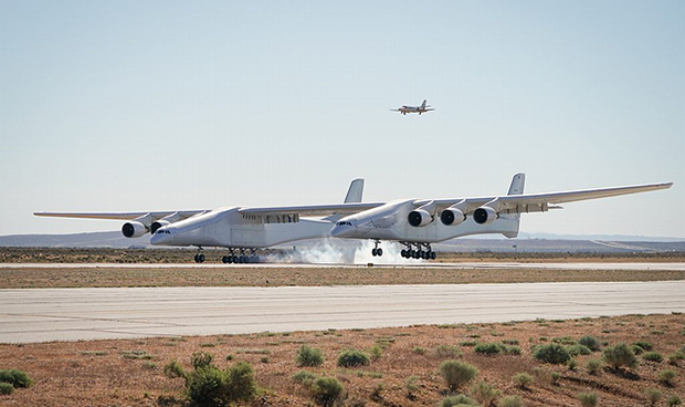 世界最大の航空機「Stratolaunch」が初飛行に成功 | fabcross