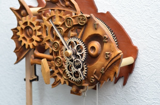 レトロでメカニカルなデザイン時計——ハンドメイドのウッドクロック 