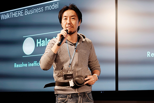Haloworld 代表取締役 司馬 天風氏。腰に取り付けているのは、ユーザーが歩きながら屋内をスキャンできるスキャナーの試作機。
