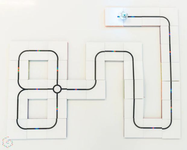 並べて置くだけで教育ロボットをプログラミング——プラスチックタイル「Robot Tracks」 | fabcross