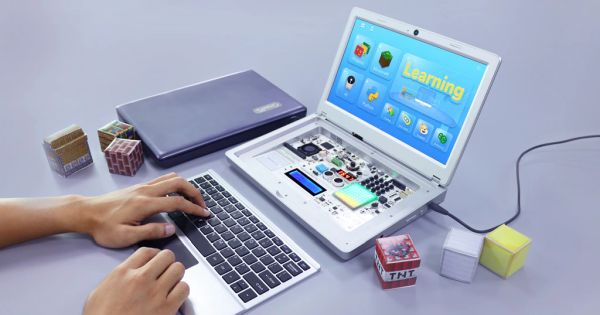 Raspberry Piベースのラップトップ型電子工作キット「CrowPi2」 | fabcross