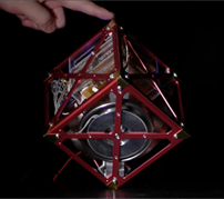 JAXAの研究成果を活用——自ら起き上がり頂点で立つ立方体「三軸姿勢制御モジュール」