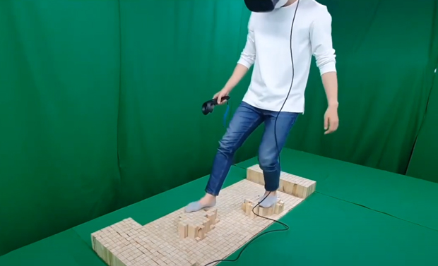 飛び石を歩くデモを実現するための仕組み。角ピンで地形を作っておき、VR画像に重ねる（YouTubeより）