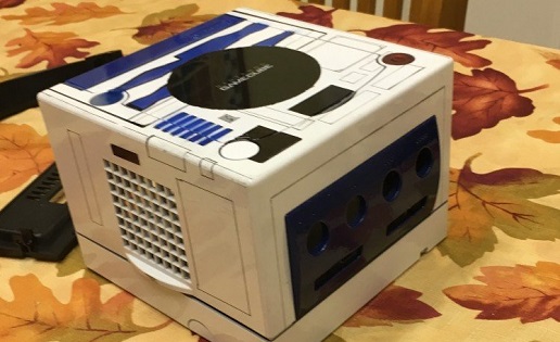 Raspberry Piでレトロゲームをプレイ——ゲームキューブを改造した「Raspberry Pi R2D2 console」 | fabcross