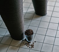 NOD、再資源化プロジェクト最新作「コーヒーかすを素材とした大型3Dプリント家具」発表