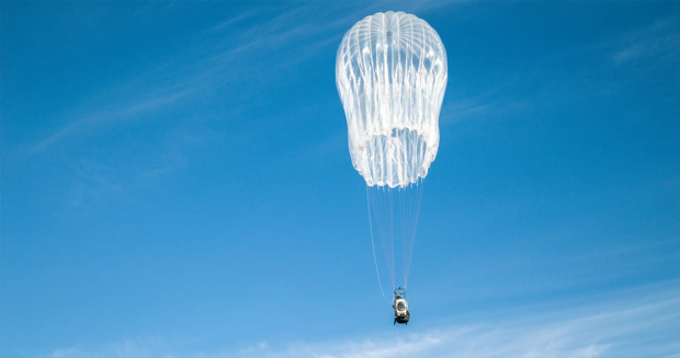 帰還時、パラシュート状になり空気を受けながらゆっくり降下する自社製プラスチック気球