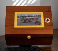 指紋を読み取ると木箱のディスプレイにその人の写真を表示する「思い出ボックス」を自作