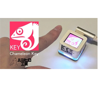 液晶画面とボタンがある小さなマクロデバイス「Chameleon Key」を発売
