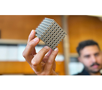 オーストラリアの科学者、3Dプリントで強固なチタン合金メタマテリアルを開発