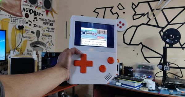 ゲームボーイのデザインを参考にしたRaspberry Pi 5搭載の据え置き型レトロゲーム機 | fabcross