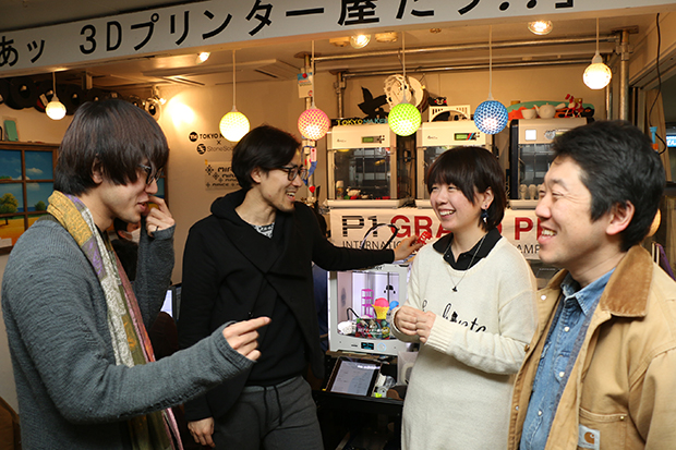 連載1回目に登場した渡辺さんと3Dプリンター屋の中村さん、毛利さん。