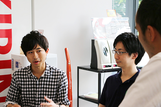 IT企業に勤める岩田裕平さん（左）とシンクタンクに勤める幸田敏宏さん（右）