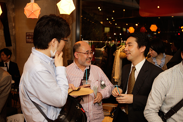 あしたのコミュニティーラボが2013年3月に開催したイベント「企業が『MAKERS』から学ぶこと。」の様子。渋谷のFabCafe Tokyo を会場に多くの参加者が集まった。（提供：あしたのコミュニティーラボ　撮影：鈴木拓也）