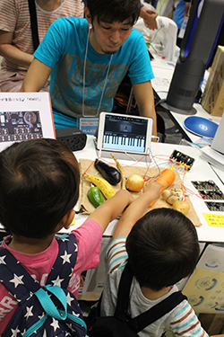6チームは8月に開催されたMaker Faire Tokyo 2015にブースを出展した。2日間で多くの方が訪れ、大盛況だった。（写真提供：オムロン）