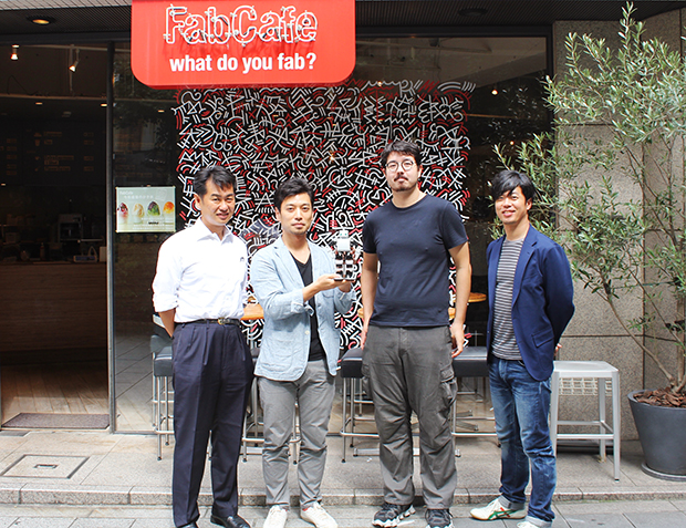 知り合ったばかりのころの富田氏（一番左）と赤澤氏（一番右）。（写真提供：PLEN Robotics）