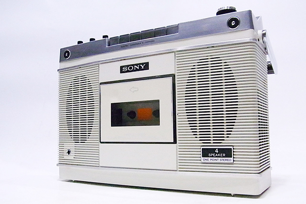白という流行を身にまとったモード系ラジオカセットコーダーSONY 