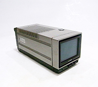 薄型と対極な奥行きをデザインしたビデオモニター 「SONY VIDEO MONITOR KX-4M1」 
