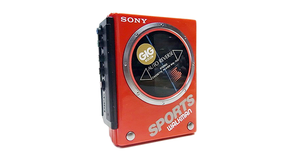 アウトドアに活躍するオートリバースを搭載した初のスポーツウォークマン「SONY STEREO CASSETTE PLAYER WM-75 SPORTS  WALKMAN」 | fabcross