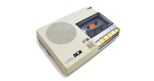 1950年代のBRAUNデザインを彷彿させるビンテージ・カセットコーダー「SONY LL-CASSETTE-CORDER TC-1165  Magazine Matic EM-L（lesson）」 | fabcross