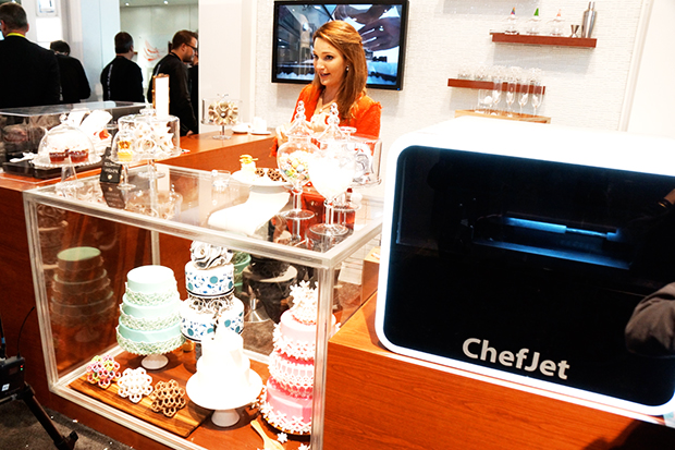 こちらはちょうど1年前に話題になった「ChefJet」。キャンディ印刷が可能な3Dプリンタで、ショウケースにあるお菓子はすべてChefJetで作成されたもの。