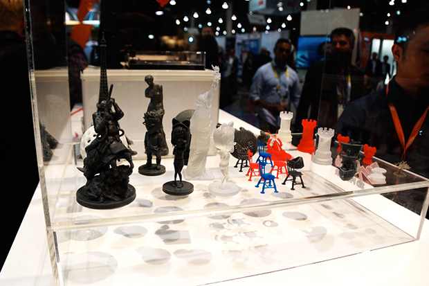 XYZ Printingとしては初の光造型方式3Dプリンタ「Nobel 1.0」のデモ。多数のサンプルが展示されている。