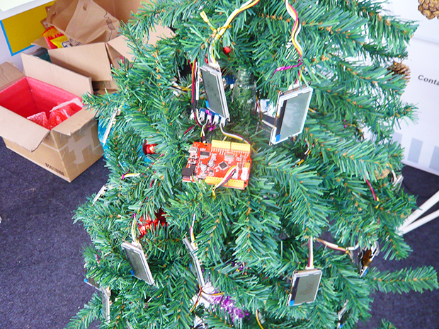 クリスマスツリーを基板と液晶、LEDで大雑把に飾り付け。何がしたいのか、いまいち不明。