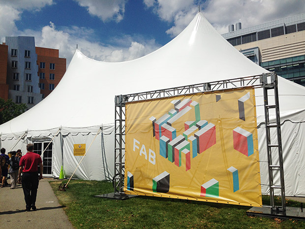 MITメディアラボの中庭に現れた巨大テント！