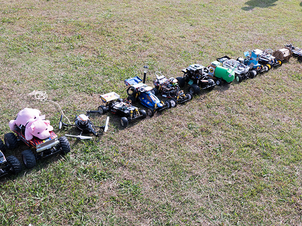 さまざまなロボットカーが参加。