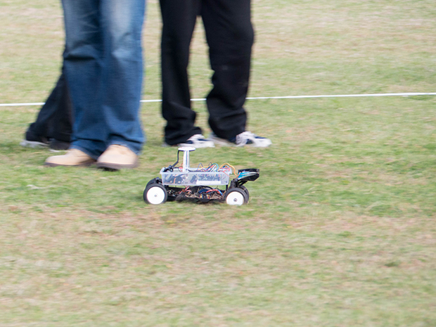 パイロン間を疾走するロボットカー。