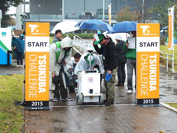 降り止まぬ雨の中、定刻通り11時半に一番手の「関西大学　ロボット・マイクロシステム研究室」チームが走行を開始。