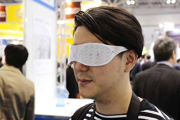 「Privacy Visor」を装着。バイザーに施された細かい模様は見た目ほど気にならず、視界の邪魔にならなかった。