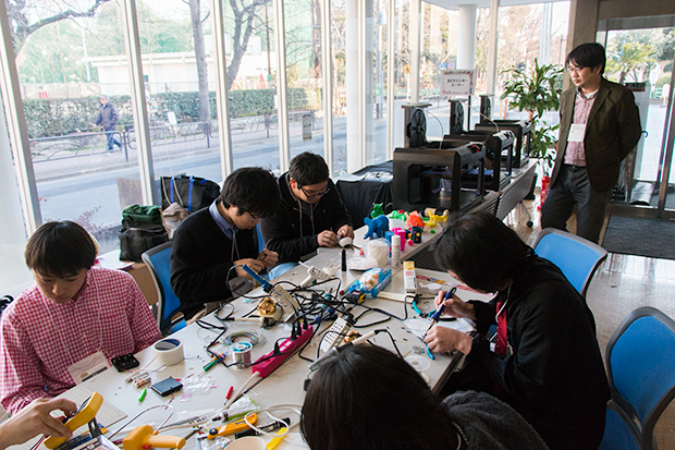 会場となったタカラトミー青戸オフィスのエントランスでは3Dプリンタがフル稼働し、はんだづけブースも多くの参加者で賑わった。