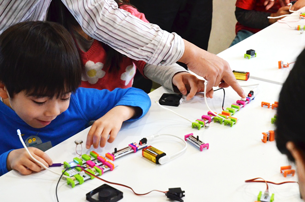 LittleBitsワークショップの様子。電源、スイッチやセンサー、LEDやモーターを順番につなげていく。