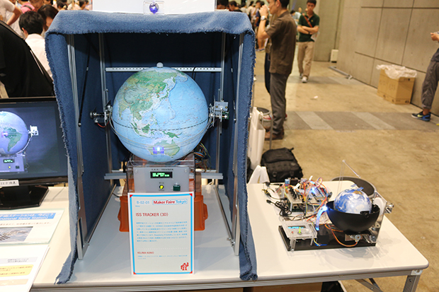 国際宇宙ステーションの位置をセンシングして地球儀の上に軌道を表示する機械。（KOJIMA KUNIO）