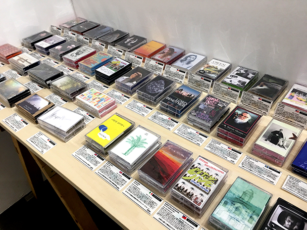 東京・中目黒にあるカセットテープ専門店「waltz」の協力により、カセットテープに収録された世界中のアルバムも販売している。いずれも現役で流通しているものだ。