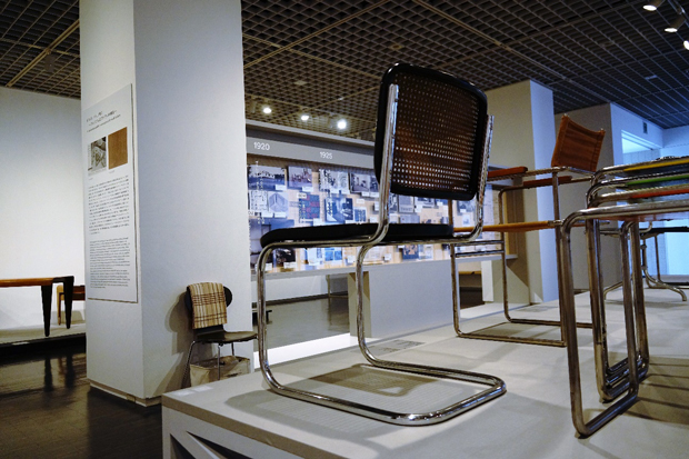 「サイドチェアB32」：カンチレバー構造の椅子はスチールパイプの可能性を広げ、家具デザイン界に大きな影響を与えた、ブロイヤーが手がけた初期のスチールパイプ家具の一つ。