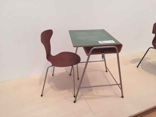 アーネ・ヤコブセンが小学校用にデザインした机と椅子。ヤコブセンは成型合板などの当時新しかった技術に積極的に挑み、量産可能な家具をデザインした。