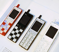 携帯電話にデザインというDNAを取り入れた15年——ケータイの形態学 展 － The morphology of mobile phones －（丸の内）