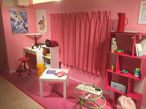 「ラジカセのある女子の部屋」1980年頃の女の子の部屋をイメージした展示。ラジカセ以外の道具たちにも注目。