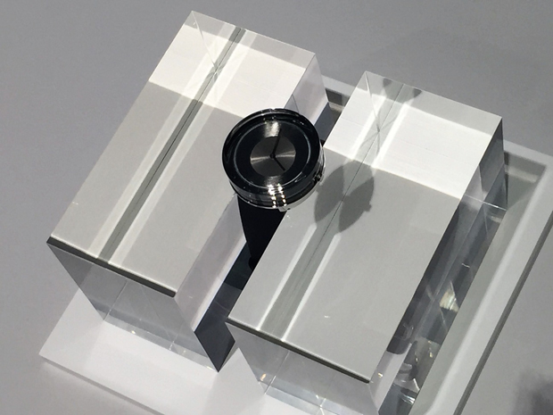 ガラスウォッチ：強化処理された無機ガラスを削り出し加工と研磨で１つ１つ仕上げ、時計の針をガラスの底に配置し時を封じ込めた印象をあたえる。