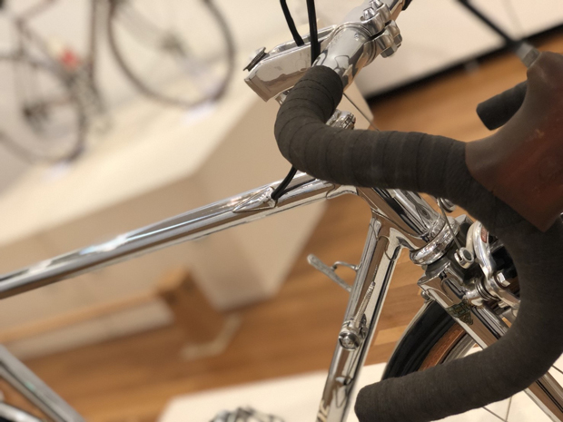 ルネ・エルス“ロンシャン”：パリの宝石と称される自転車を数多く手掛けた名工ルネ・エルスが制作した自転車。ブレーキワイヤーをフレームに格納するなど美しさが際立つ自転車。日本の自転車デザインのお手本となった。